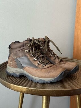Brown Timberland Keele Ridge leather women’s hiking boots - size 9